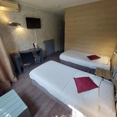 Logis Hotels - Le Pont Bernet - Hotel 2 Etoiles Et Restaurant Le Pian-Medoc ภายนอก รูปภาพ