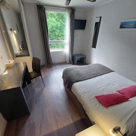 Logis Hotels - Le Pont Bernet - Hotel 2 Etoiles Et Restaurant Le Pian-Medoc ภายนอก รูปภาพ
