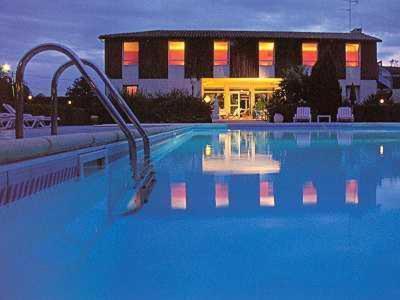 Logis Hotels - Le Pont Bernet - Hotel 2 Etoiles Et Restaurant Le Pian-Medoc ภายนอก รูปภาพ