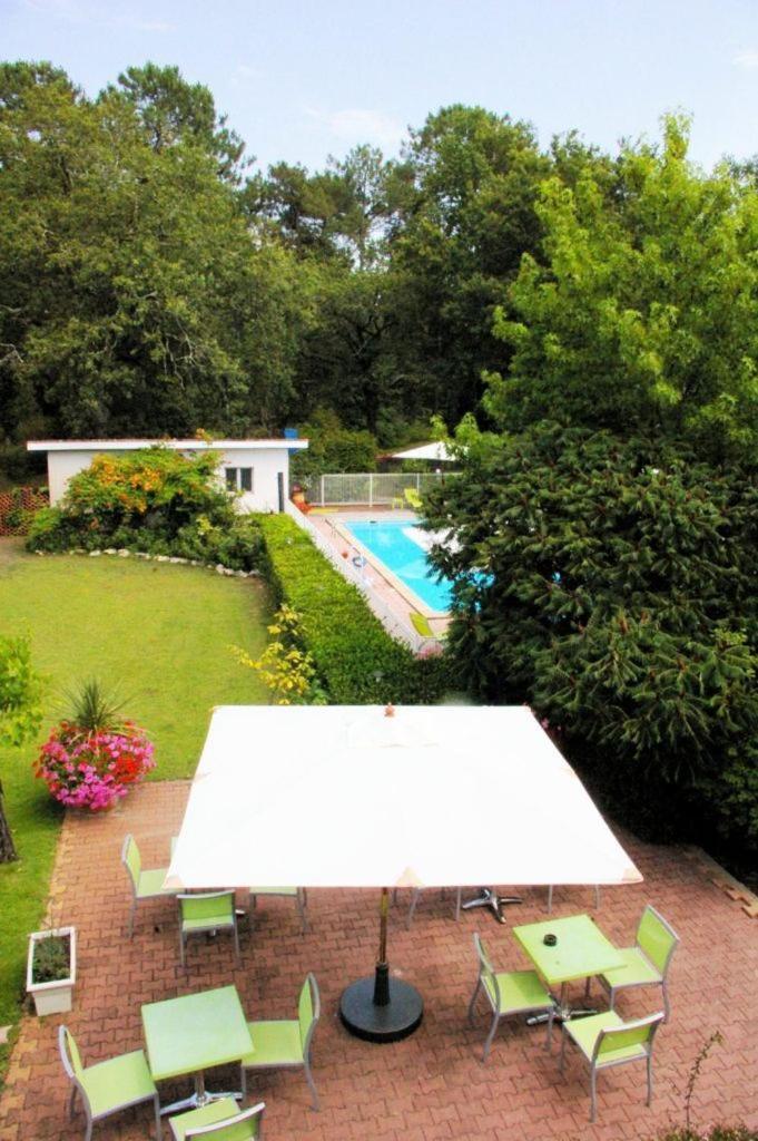 Logis Hotels - Le Pont Bernet - Hotel 2 Etoiles Et Restaurant Le Pian-Medoc ภายนอก รูปภาพ