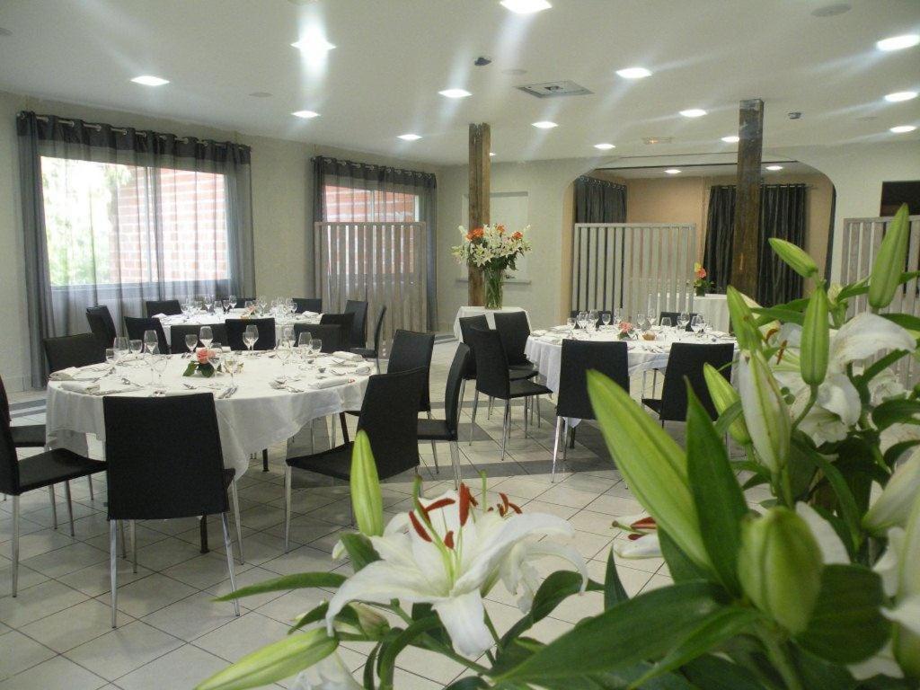 Logis Hotels - Le Pont Bernet - Hotel 2 Etoiles Et Restaurant Le Pian-Medoc ภายนอก รูปภาพ