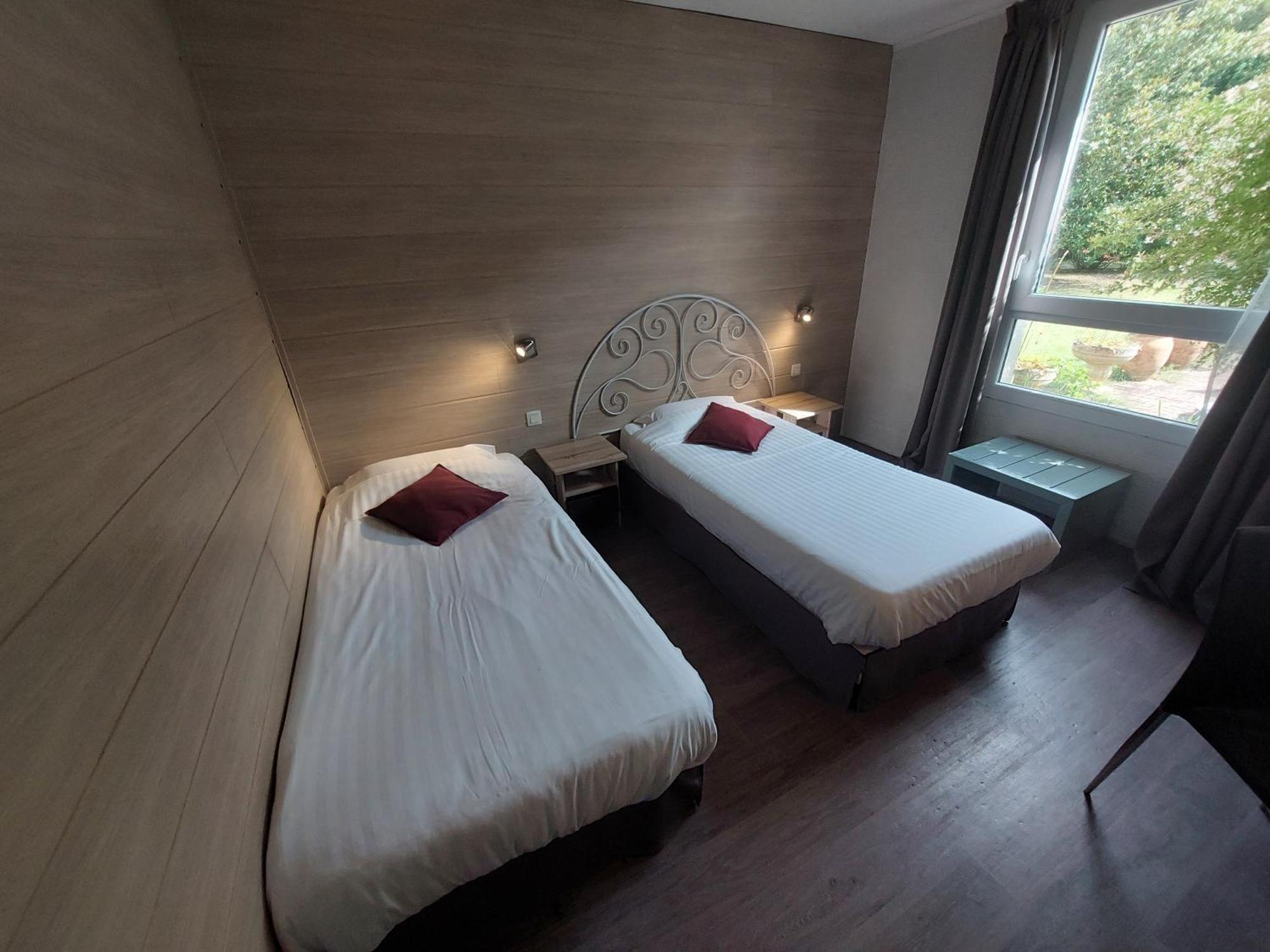 Logis Hotels - Le Pont Bernet - Hotel 2 Etoiles Et Restaurant Le Pian-Medoc ภายนอก รูปภาพ