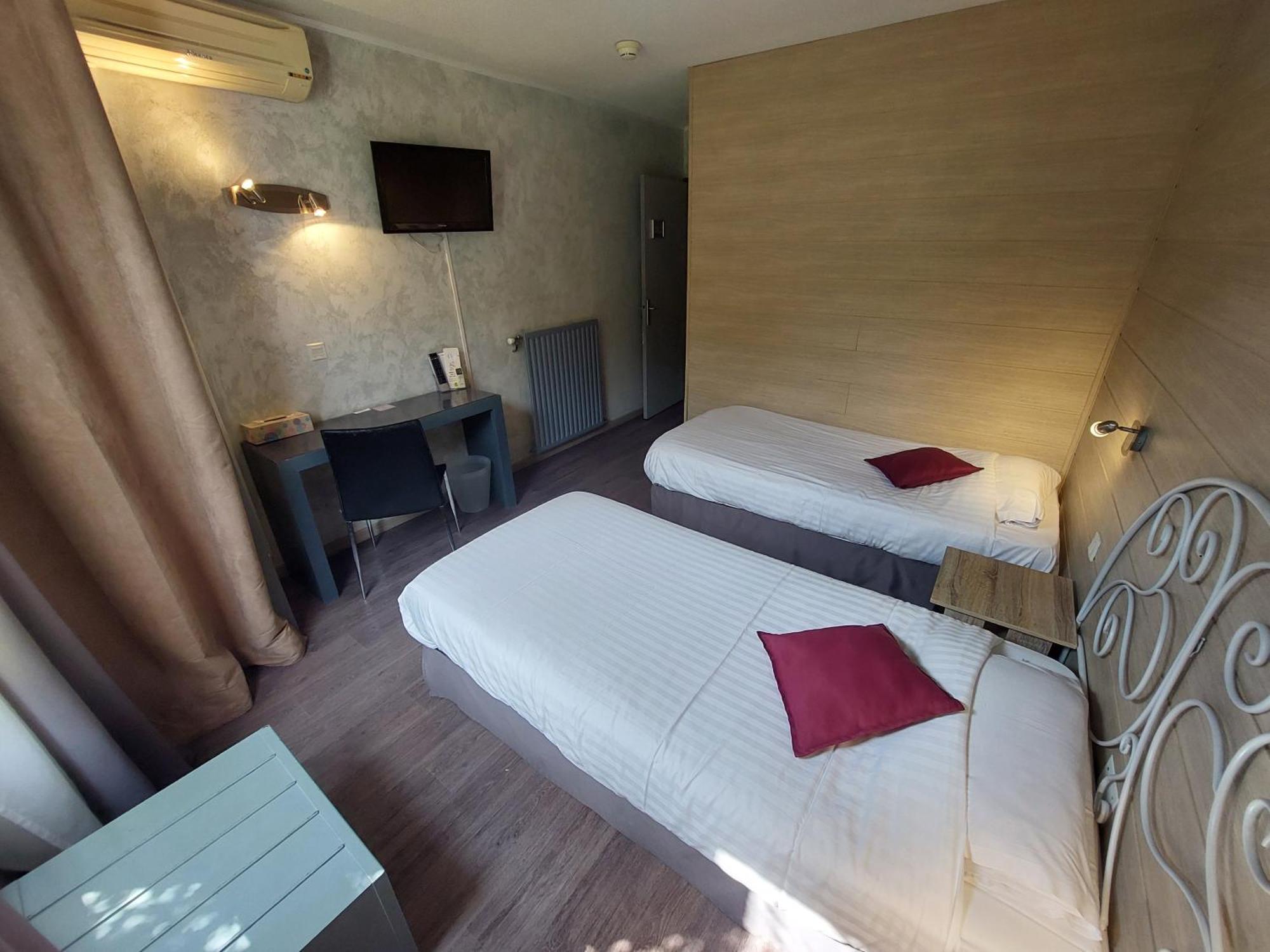 Logis Hotels - Le Pont Bernet - Hotel 2 Etoiles Et Restaurant Le Pian-Medoc ภายนอก รูปภาพ