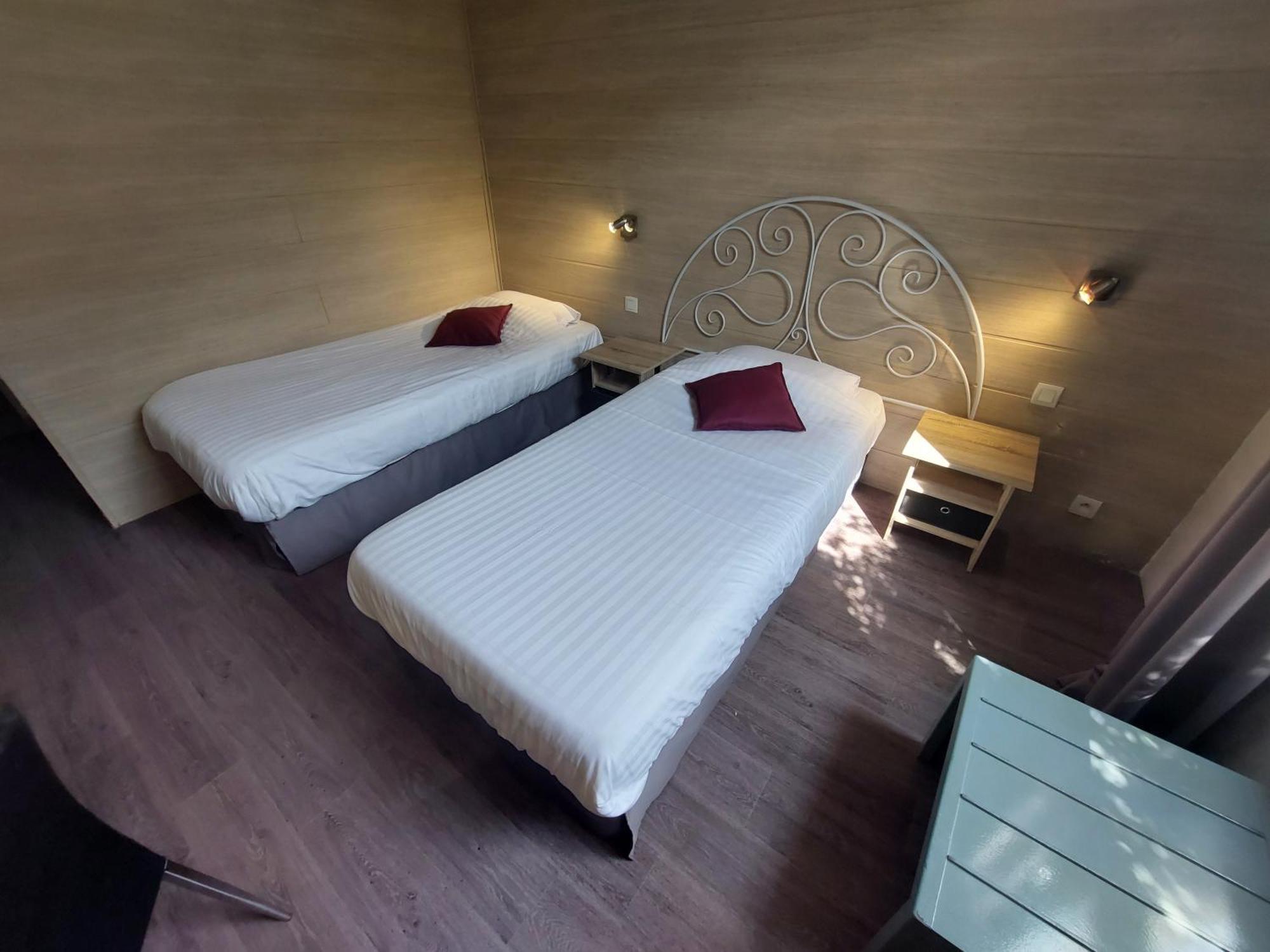 Logis Hotels - Le Pont Bernet - Hotel 2 Etoiles Et Restaurant Le Pian-Medoc ภายนอก รูปภาพ