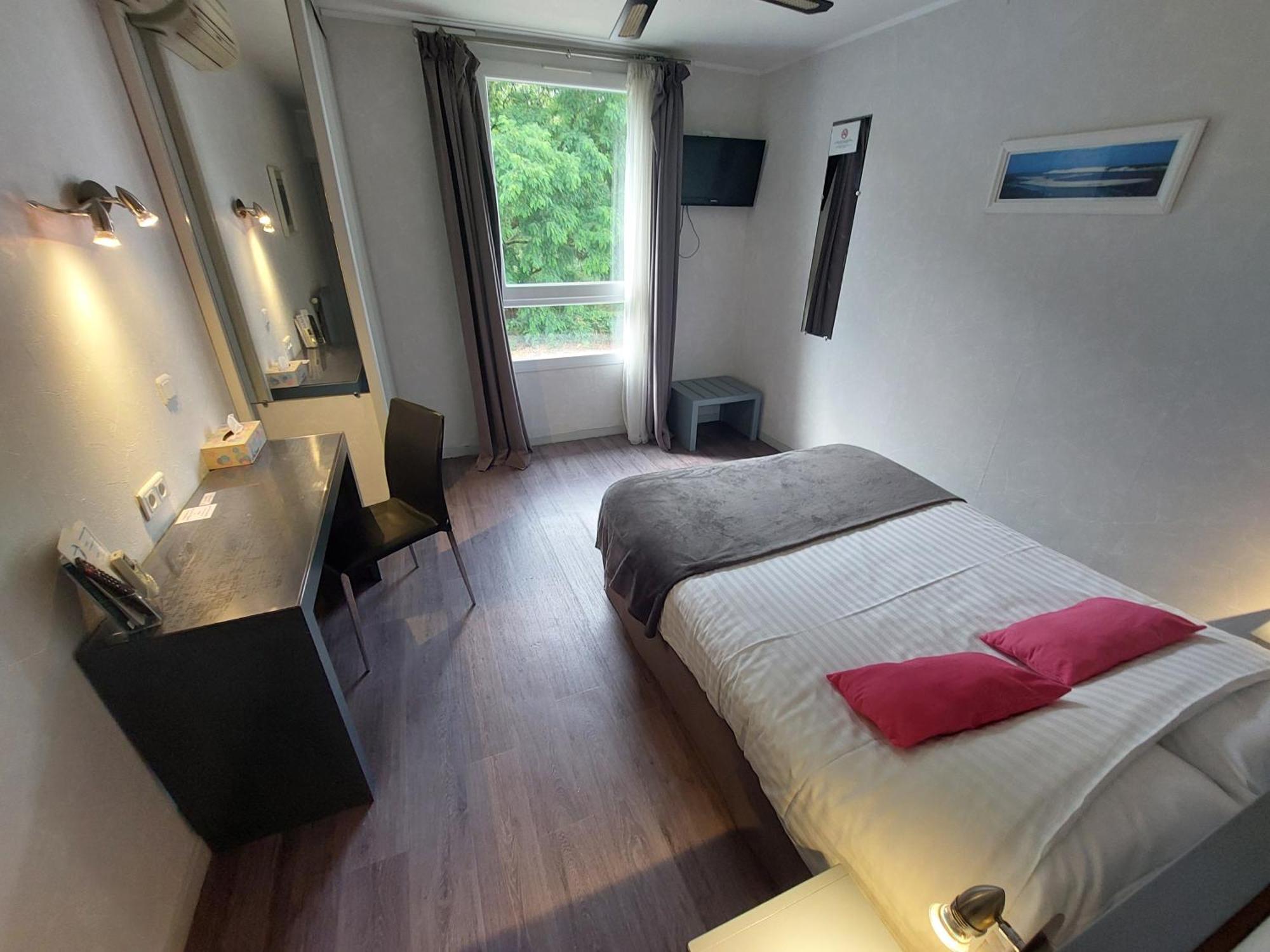 Logis Hotels - Le Pont Bernet - Hotel 2 Etoiles Et Restaurant Le Pian-Medoc ภายนอก รูปภาพ