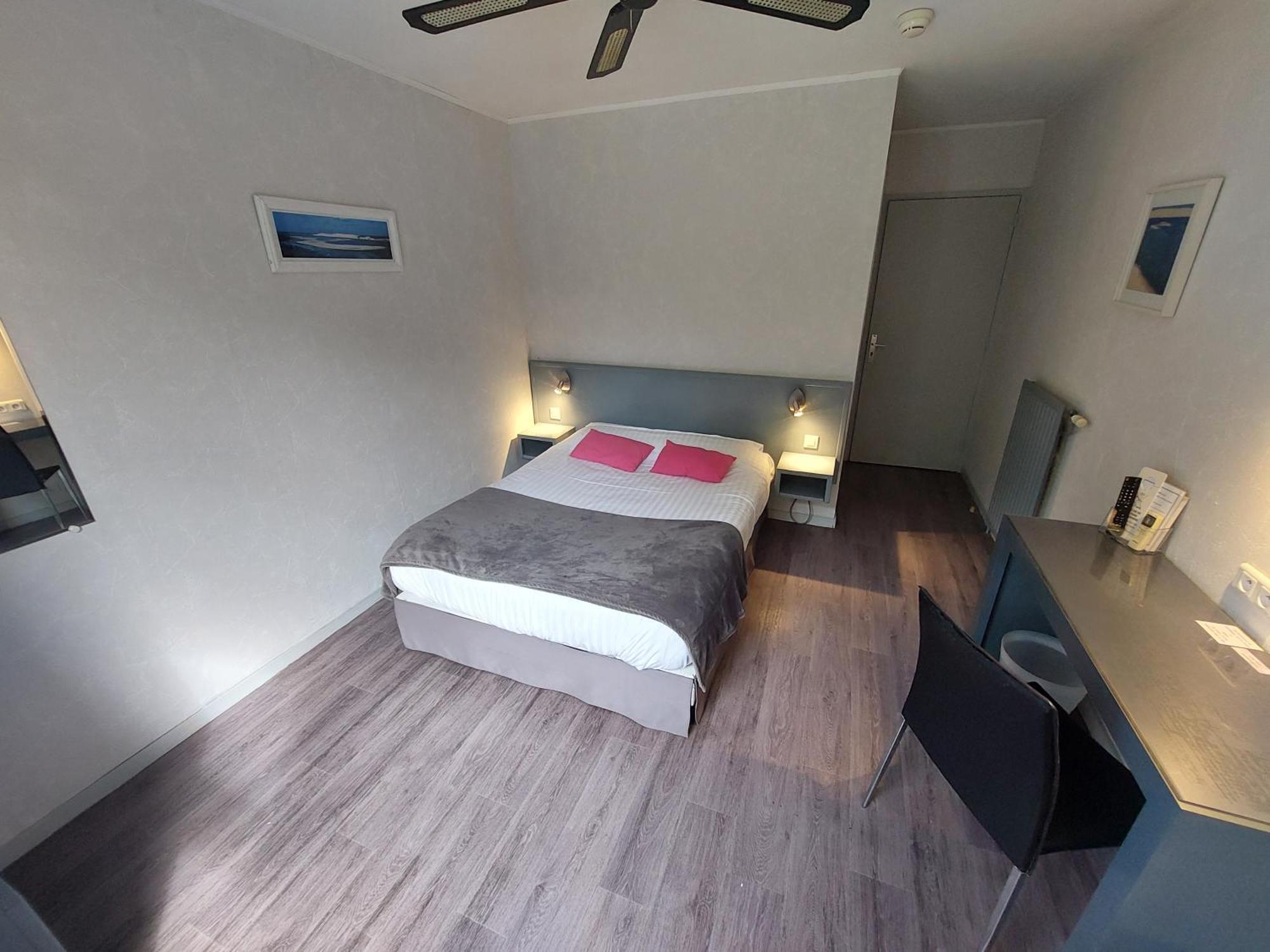 Logis Hotels - Le Pont Bernet - Hotel 2 Etoiles Et Restaurant Le Pian-Medoc ภายนอก รูปภาพ