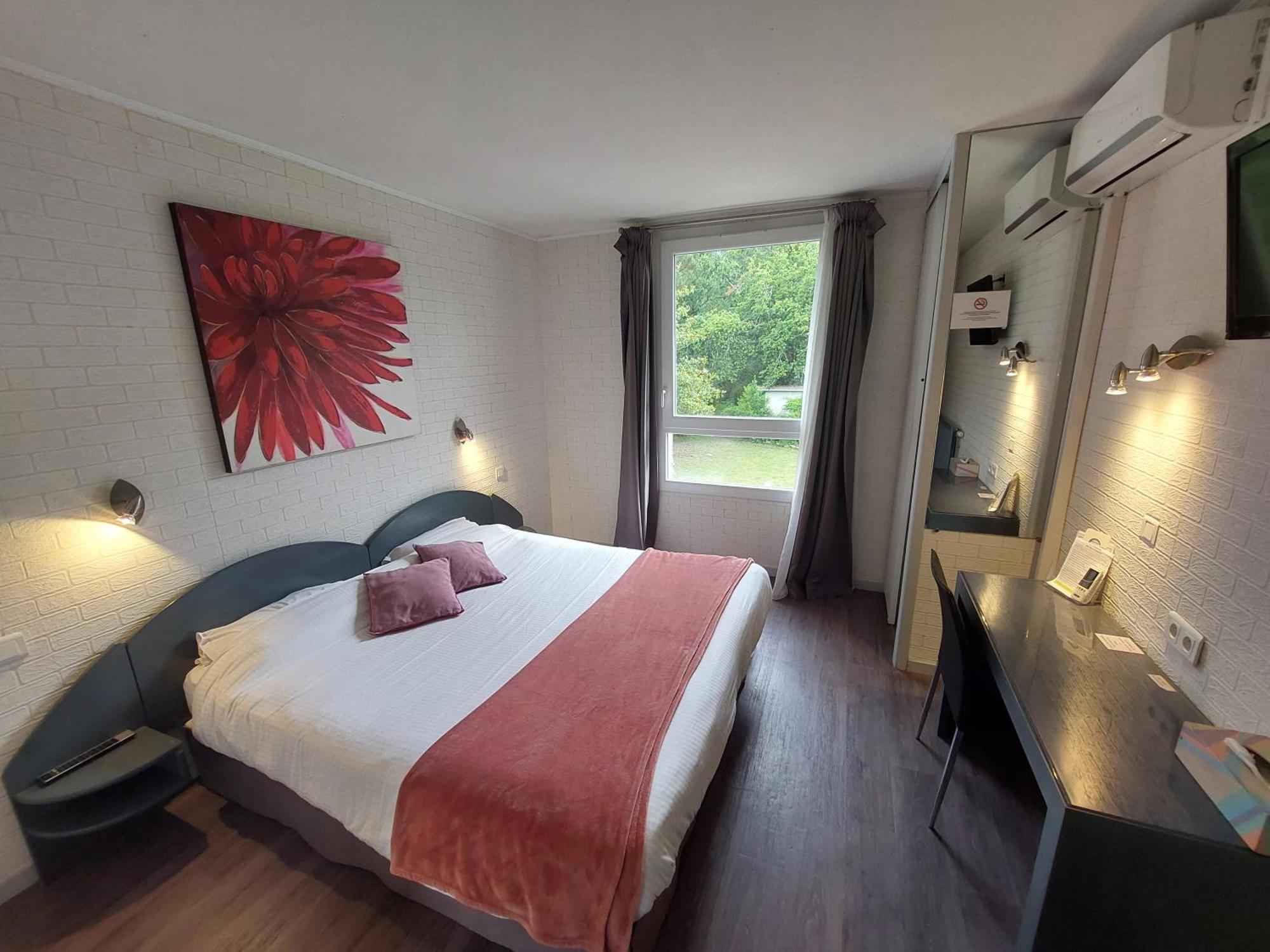 Logis Hotels - Le Pont Bernet - Hotel 2 Etoiles Et Restaurant Le Pian-Medoc ภายนอก รูปภาพ