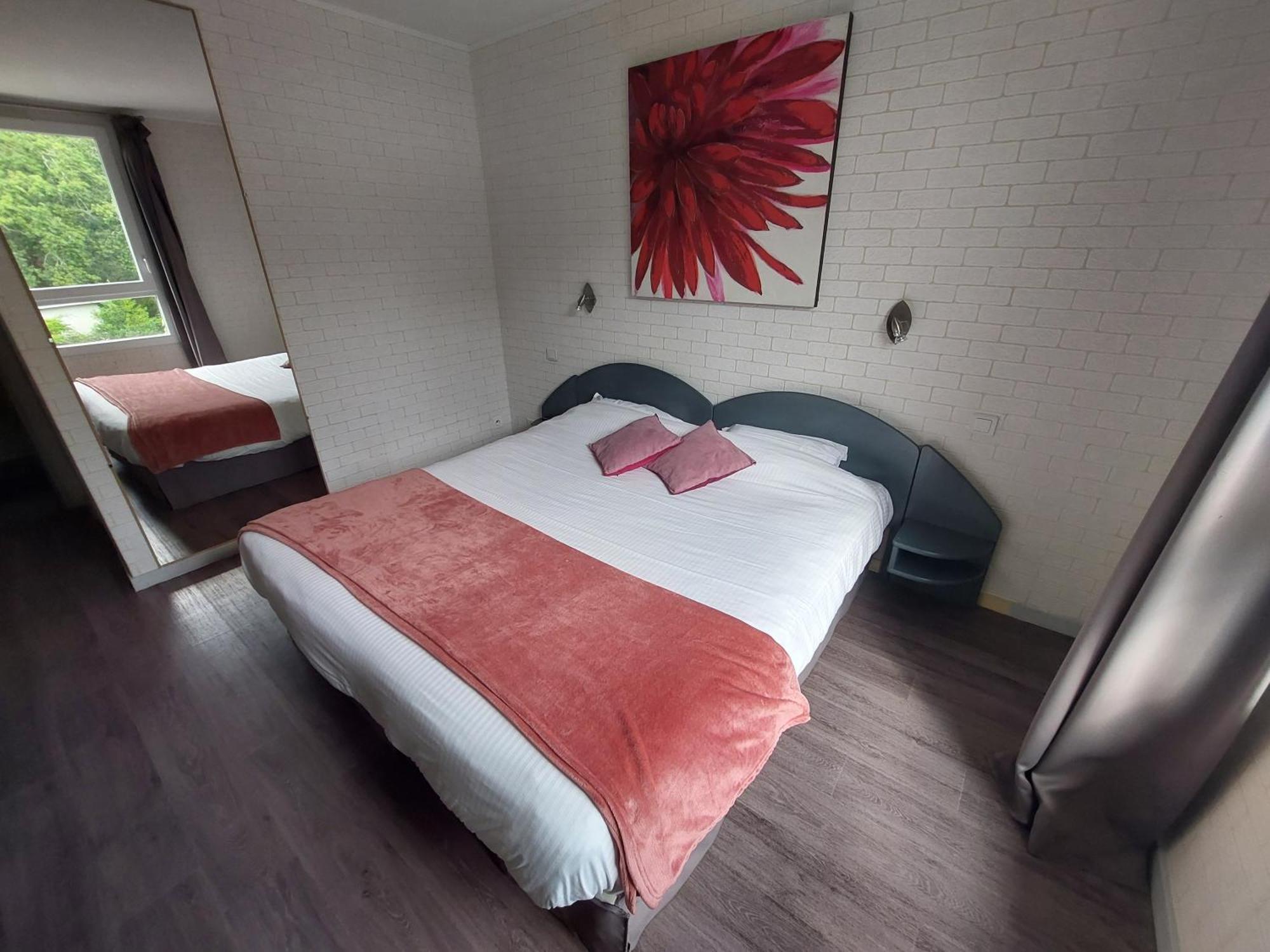 Logis Hotels - Le Pont Bernet - Hotel 2 Etoiles Et Restaurant Le Pian-Medoc ภายนอก รูปภาพ