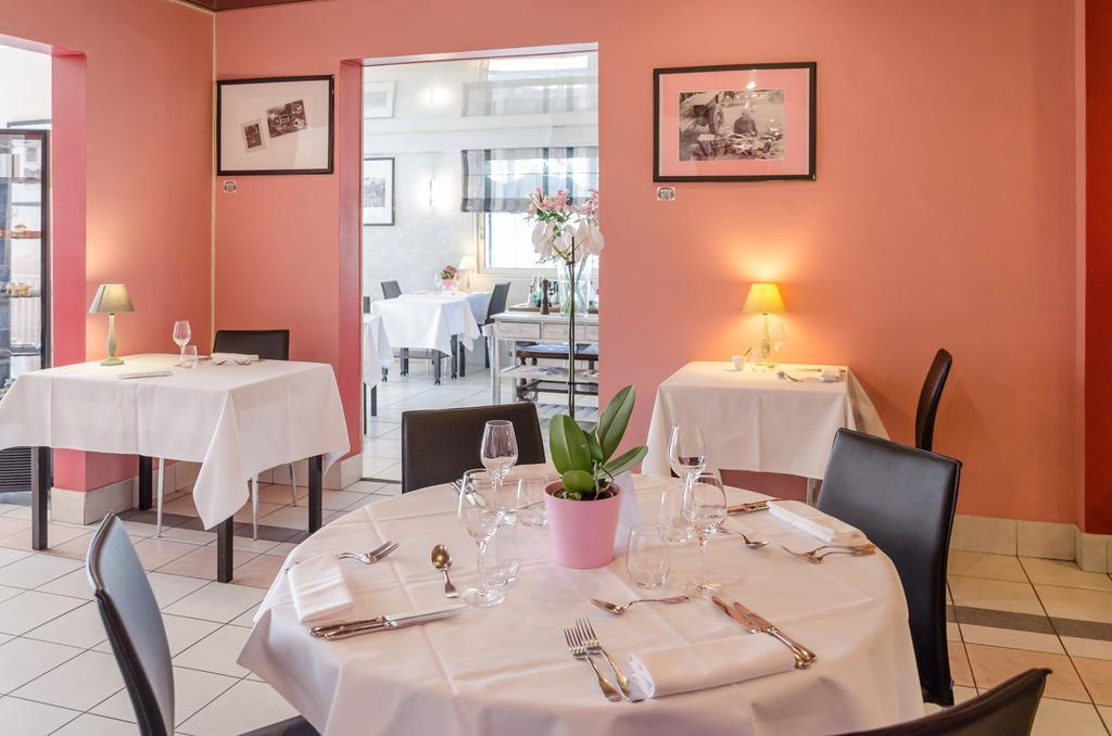 Logis Hotels - Le Pont Bernet - Hotel 2 Etoiles Et Restaurant Le Pian-Medoc ภายนอก รูปภาพ