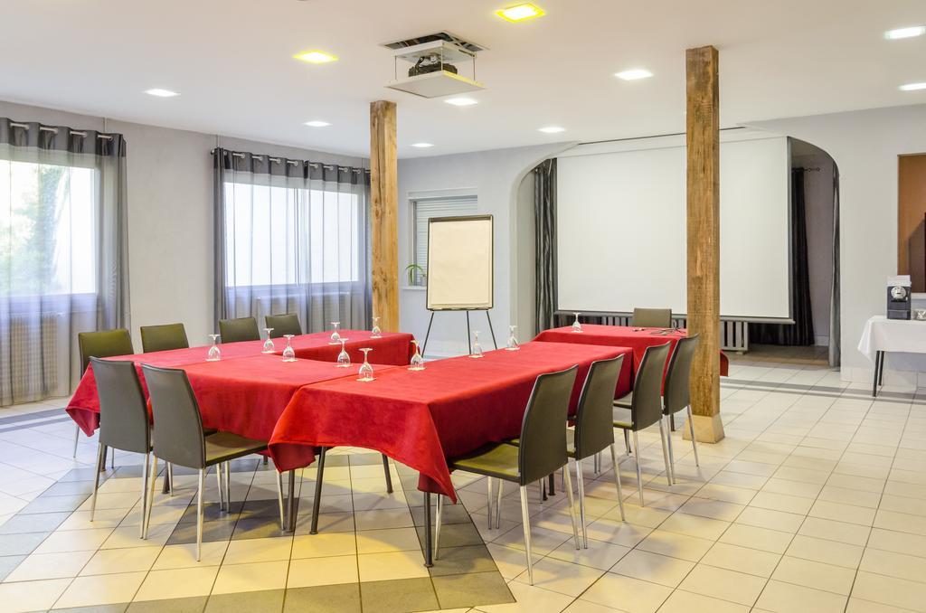 Logis Hotels - Le Pont Bernet - Hotel 2 Etoiles Et Restaurant Le Pian-Medoc ภายนอก รูปภาพ