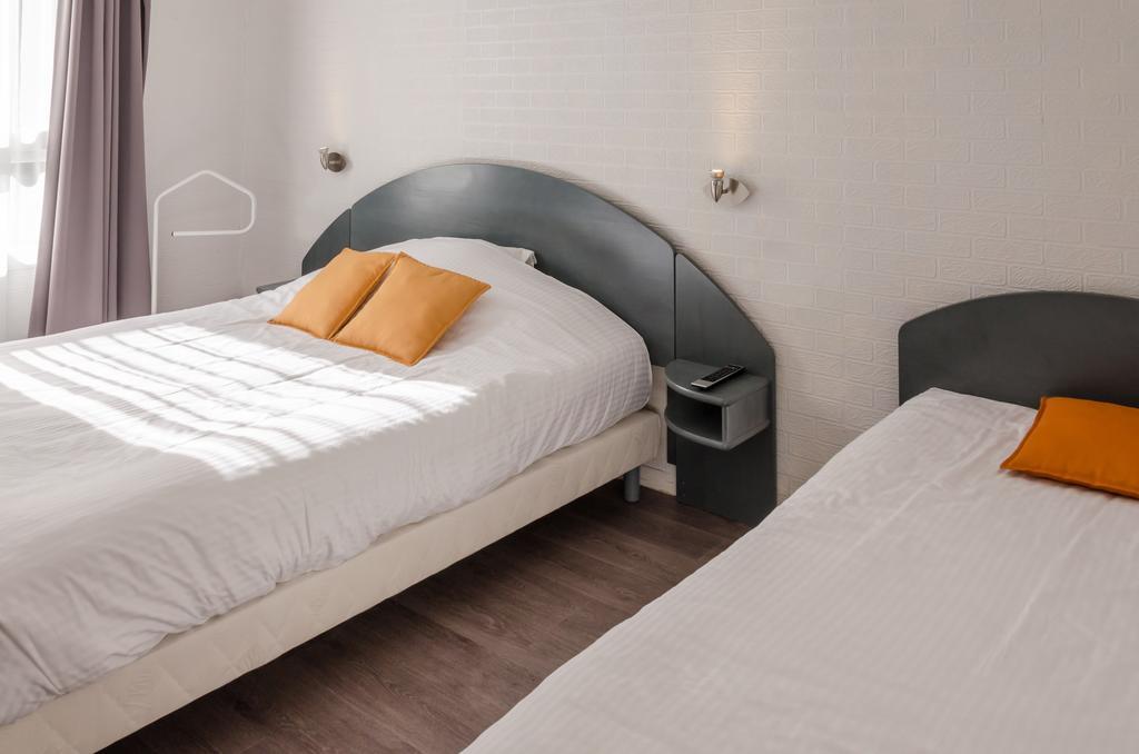 Logis Hotels - Le Pont Bernet - Hotel 2 Etoiles Et Restaurant Le Pian-Medoc ห้อง รูปภาพ