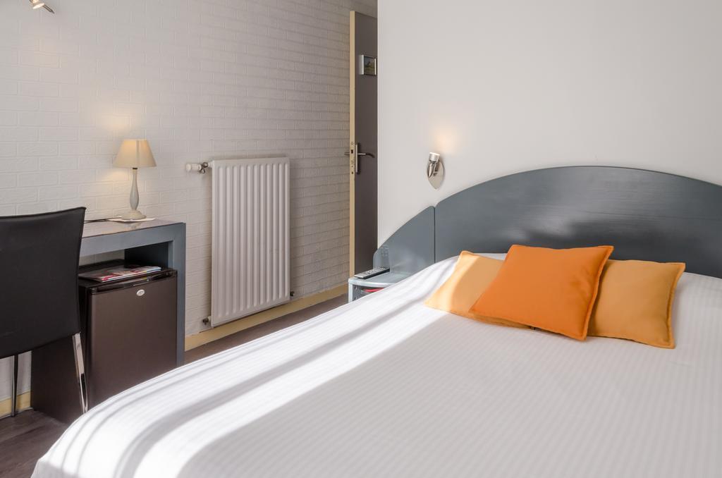 Logis Hotels - Le Pont Bernet - Hotel 2 Etoiles Et Restaurant Le Pian-Medoc ห้อง รูปภาพ